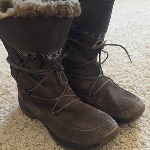 Ulu Crow Dark Shearling Brown Winter Boots.